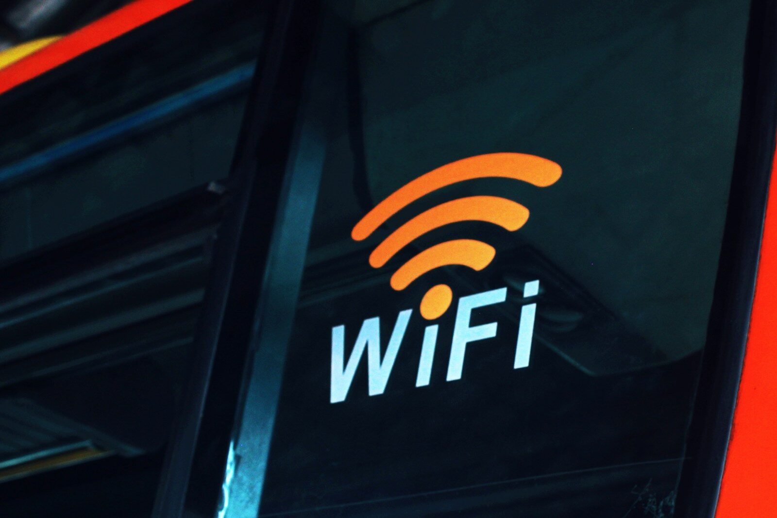 Zabezpieczenie Wi-Fi to nie jedno ustawienie, tylko system warstwowej ochrony.